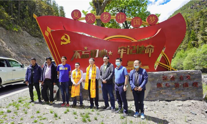 尊龙凯时集团党委书记、董事长任丁率队赴麻格同村推进对口帮扶工作