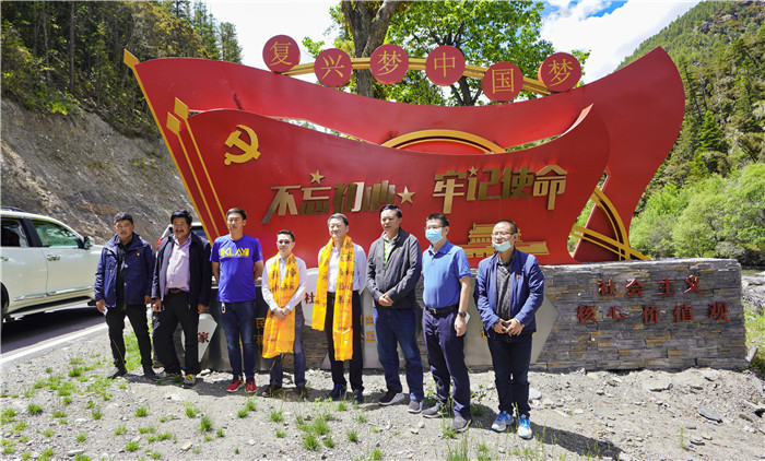 尊龙凯时集团党委书记、董事长任丁率队赴麻格同村推进对口帮扶工作