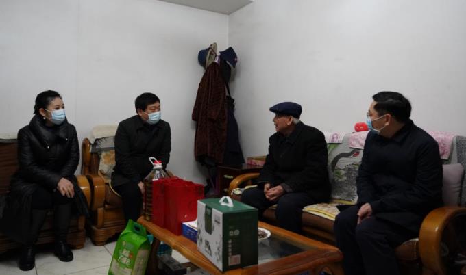 省国资委党委委员、副主任任兴文春节前夕带队走访慰问尊龙凯时集团老党员