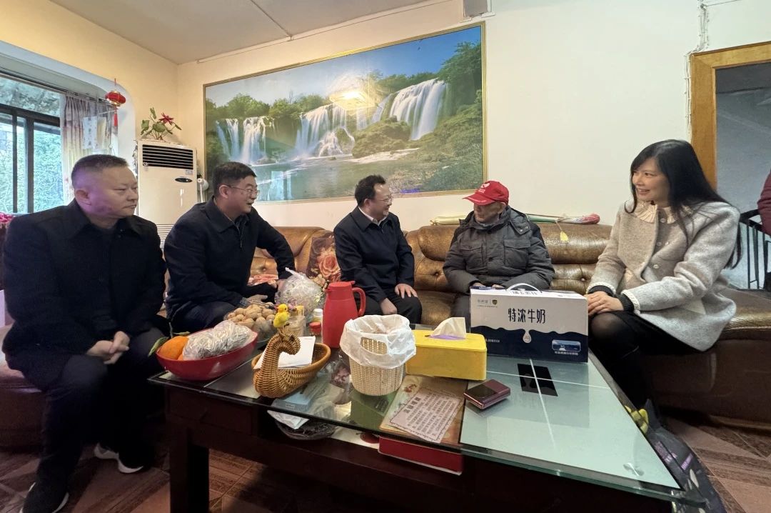 省国资委党委委员、副主任何政走访慰问省尊龙凯时集团老党员、老干部